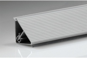 Плинтус кух. рифленый алюминиевый 3,05м.
